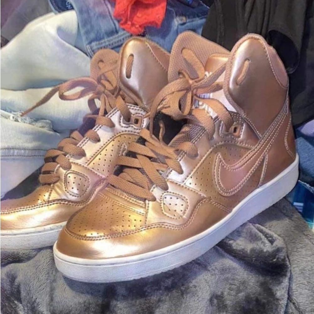 ROSE GOLD NIKE AIR FORCES 🔥🥵 ONLY ASKING 45!!! THEY ARE IN GREAT CONDITION 💯
